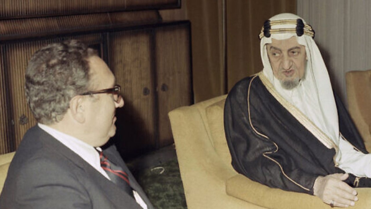 <p>Raja Faisal dari Arab Saudi meninggal dunia setelah serangan senjata di Riyadh meskipun ada upaya dokter untuk menyelamatkannya (AP).</p>