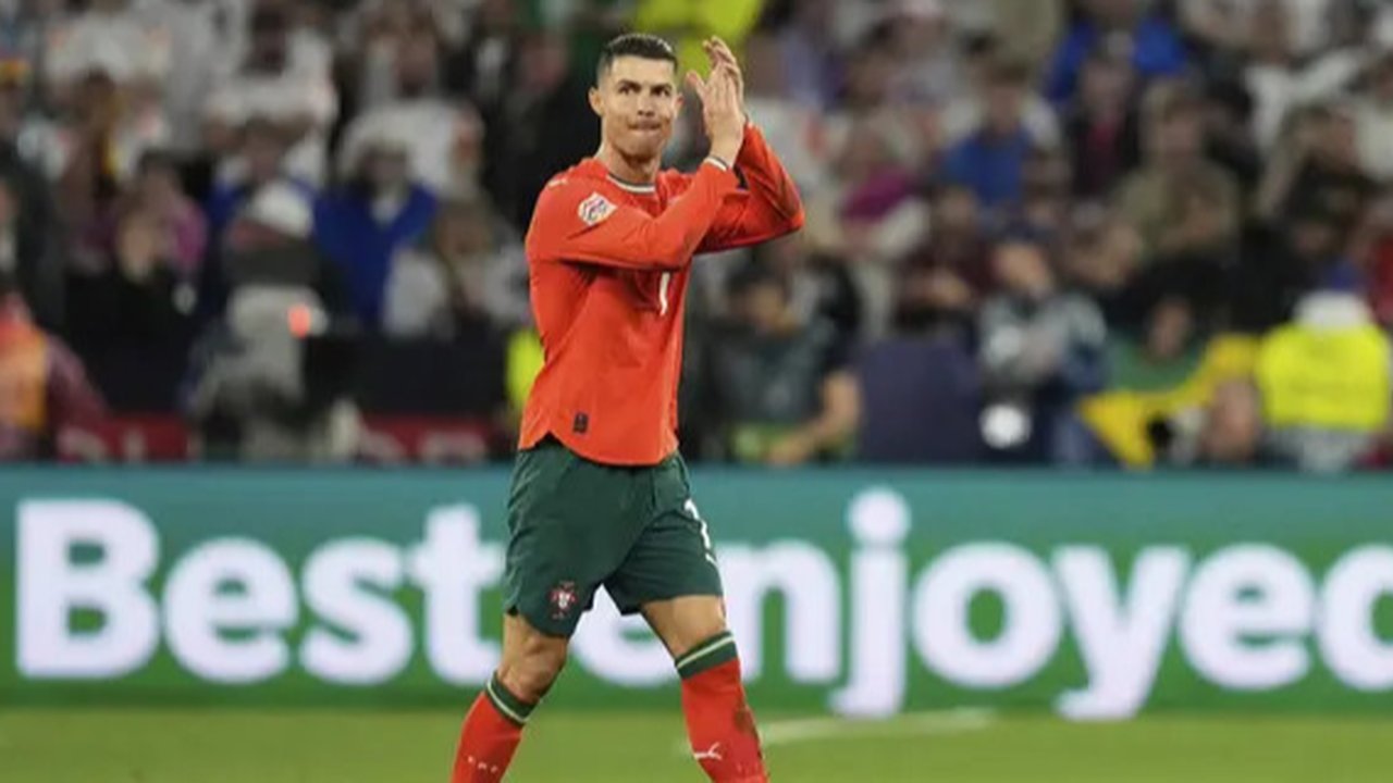 Meski mengalami cedera dalam pertandingan final melawan Spanyol, Cristiano Ronaldo sukses membawa tim nasional Portugal meraih kemenangan di UEFA Nations League 2025. (Alexandra BEIER/AFP)