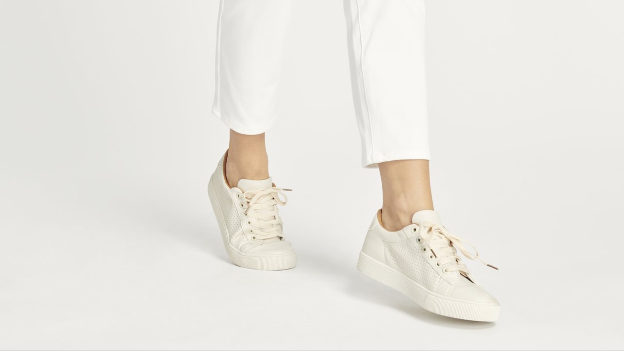 Ilustrasi sepatu putih (copyright Freepik)