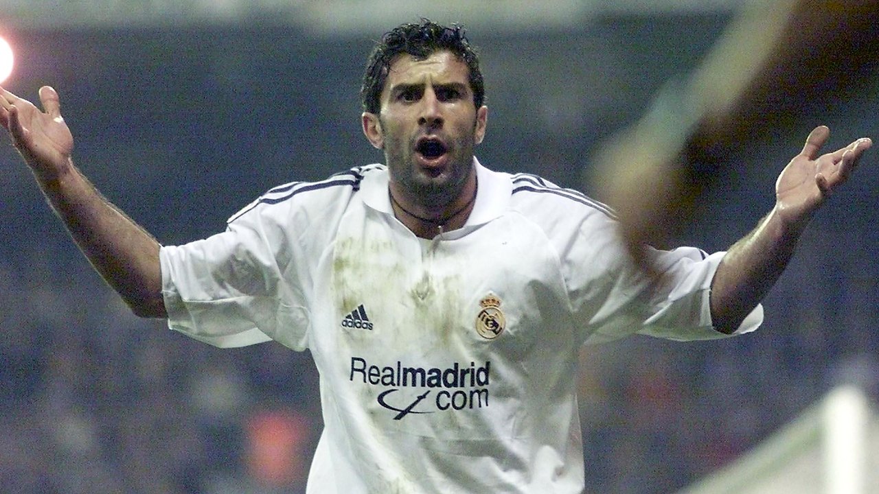 Pada tahun 2000, Real Madrid memboyong Figo dengan mahar 62 juta Euro dan memecahkan rekor transfer saat itu. Kepindahan Figo ke Real Madrid memunculkan polemik dan membuat kelompok suporter Barcelona membenci dan menyerang Figo. (AFP/Christophe Simon)