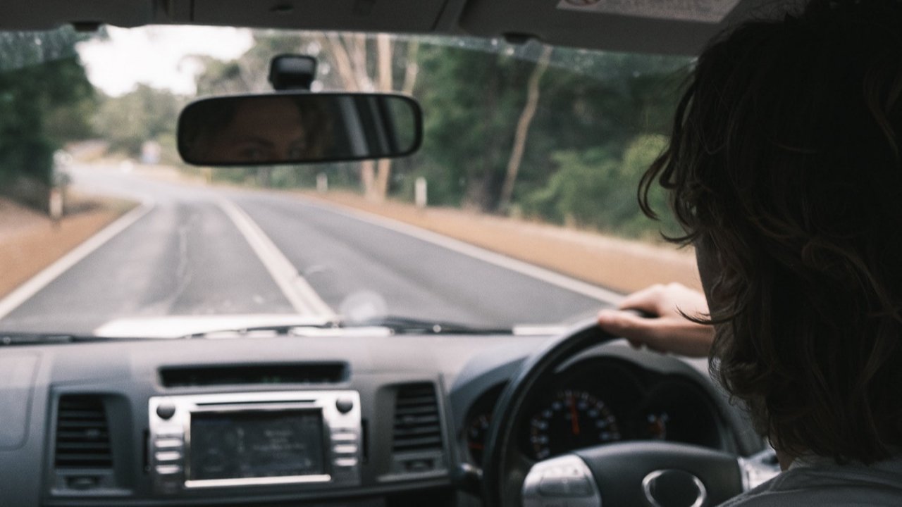 Ilustrasi menyetir, mengendarai mobil, kaca spion. (Photo by Lachlan Ross/Pexels)