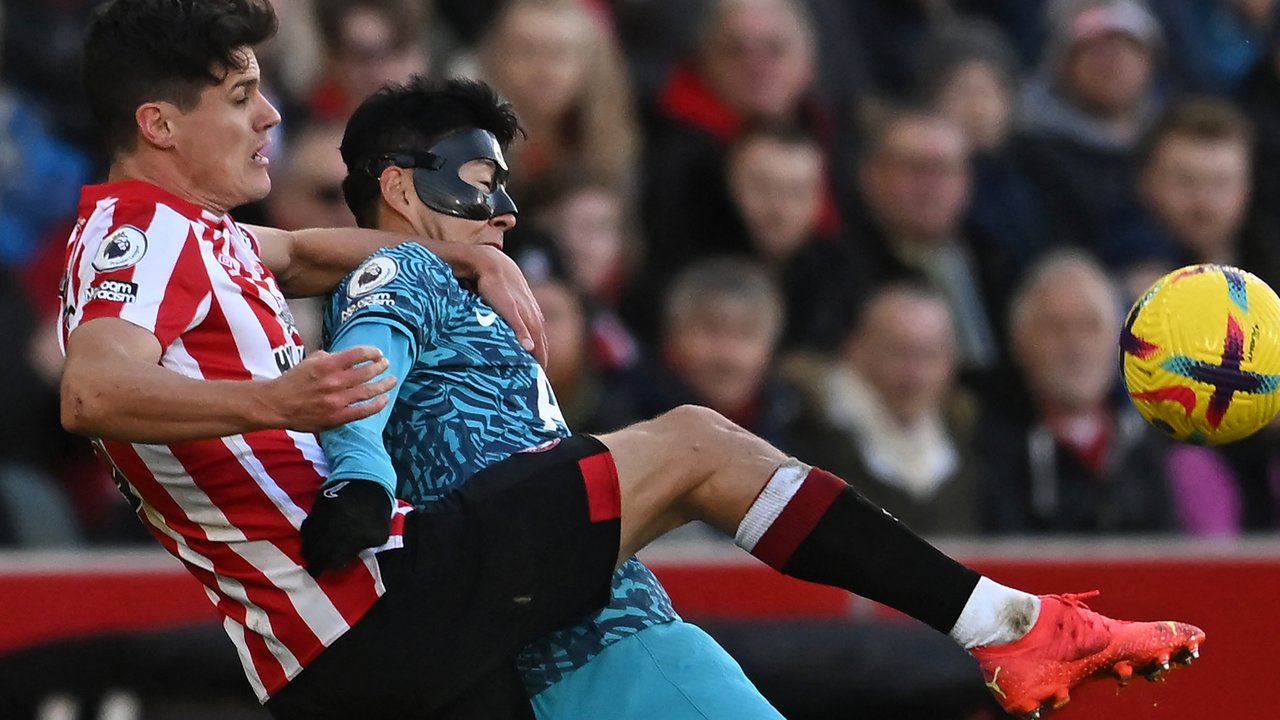 Gelandang Brentford, Christian Norgaard (kiri) berebut bola dengan striker Tottenham Hotspur, Son Heung-min pada laga Liga Inggris 2022/2023 di Gtech Community Stadium, London (26/12/2022). Christian Norgaard didatangkan Brentford dari Fiorentina pada awal musim 2019/2020 dengan nilai transfer 3,5 juta euro saat The Bees masih berkompetisi di Championship. Musim 2022/2023 ini ia telah tampil dalam 14 laga di Liga Inggris dengan torehan 1 gol dan 3 assist. (AFP/Ben Stansall)