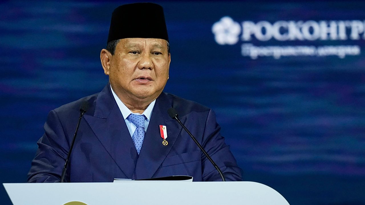 Presiden Prabowo Subianto berpidato saat sesi pleno Forum Ekonomi Internasional St. Petersburg di St. Petersburg, Rusia, Jumat (20/06/2025).