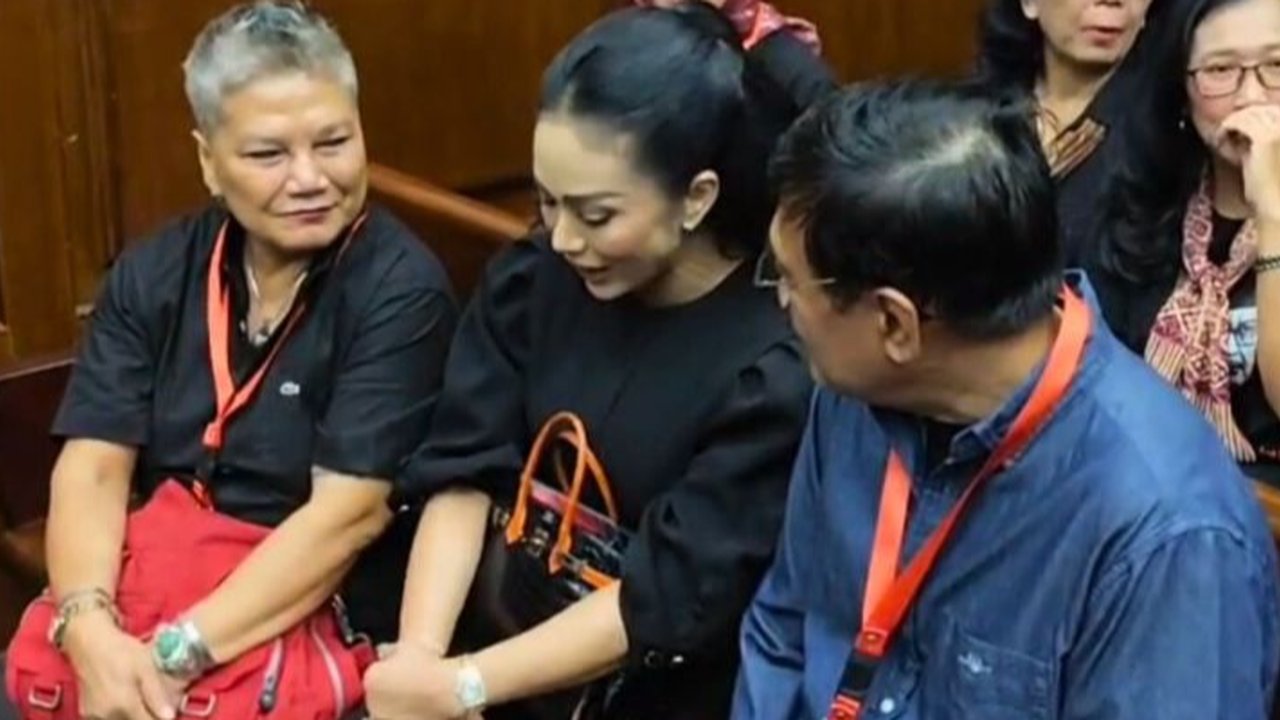 Potret Cantik Mimi KD Berbaju Hitam Hadiri Sidang Hasto Kristiyanto
