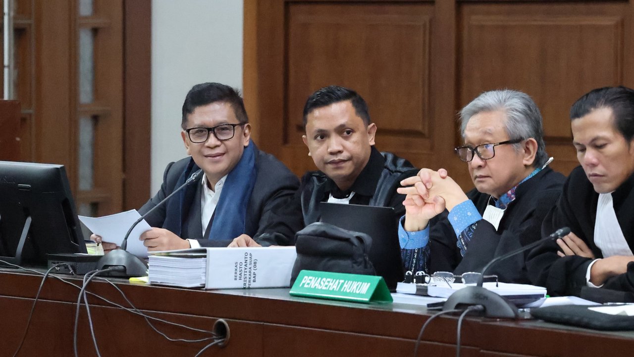 Sidang praperadilan di Jakarta Selatan mengungkap petugas KPK dituduh menggunakan narkoba saat mengejar Harun Masiku di PTIK pada Januari 2020,  sebelum KPK menetapkan Hasto Kristiyanto sebagai tersangka.