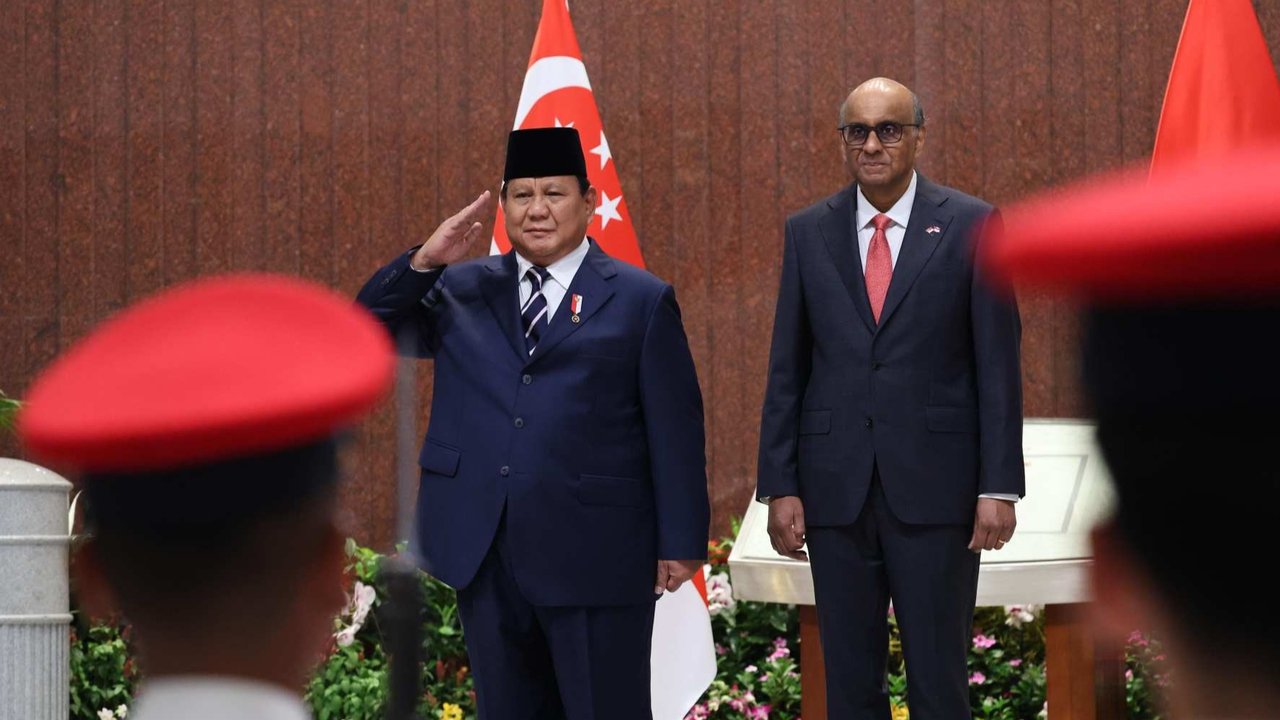 Presiden Prabowo Subianto didampingi Presiden Singapura Tharman Shanmugaratnam saat memberikan nama anggrek 'Paraphalante Dora Sigar Soemitro' di Parliament House, Singapura, pada Senin (16/6/2025).