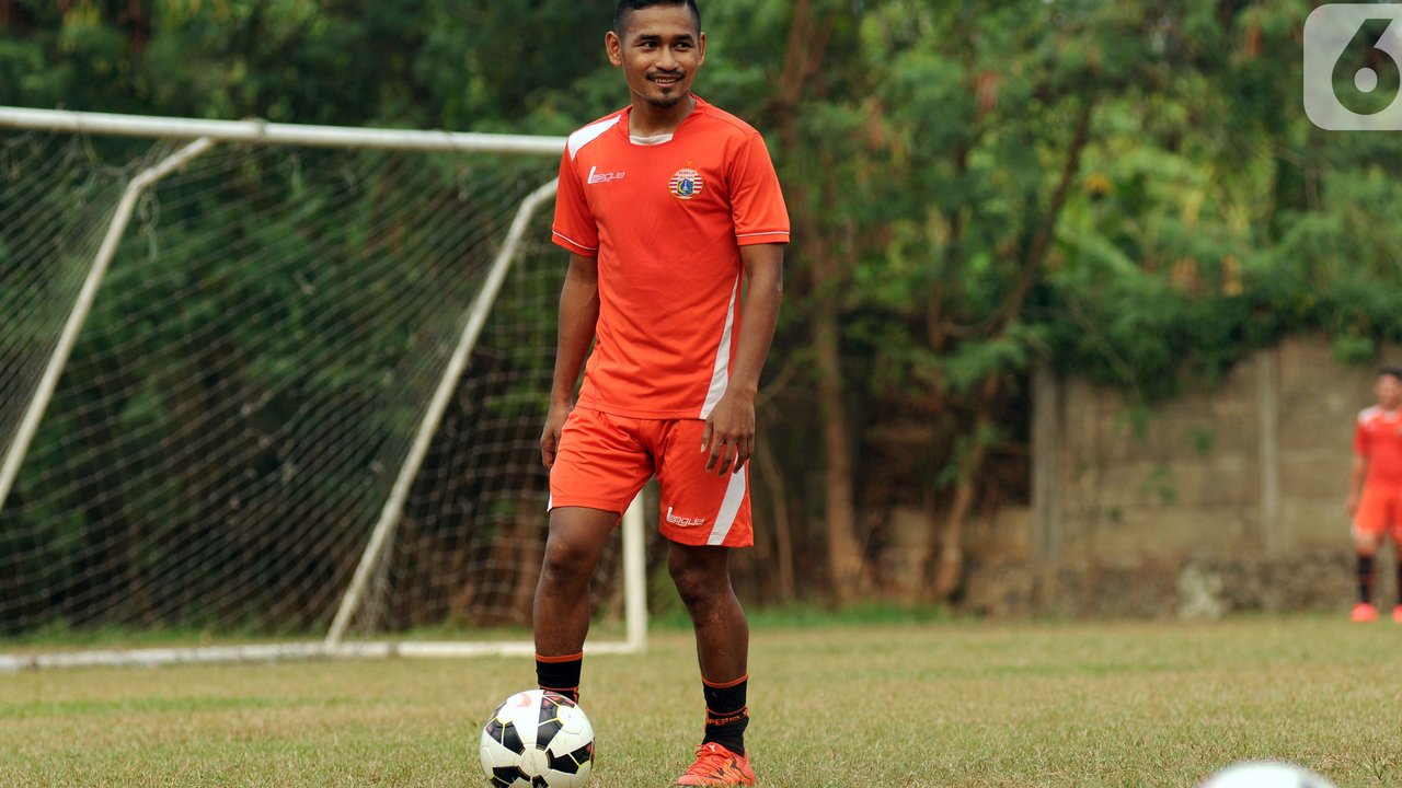Ramdani Lestaluhu saat mengikuti latihan bersama Persija di National Youth Training Centre, Sawangan, Depok, Senin (2/11/2015). Sejak 2014, Ramdani tampil memperkuat barisan penyerang Timnas Indonesia. (Liputan6.com/Helmi Fithriansyah)