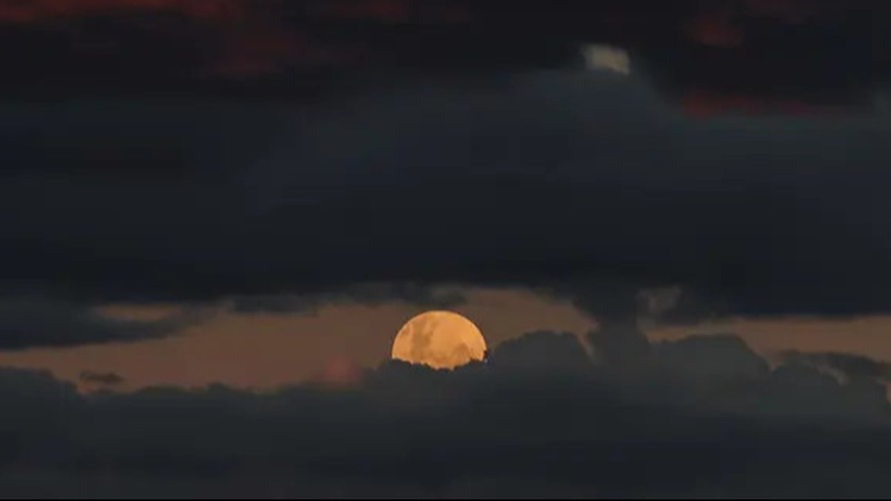 Strawberry moon merupakan nama lain untuk bulan purnama di bulan Juni. Tradisi Eropa menyebut strawberry moon sebagai Honey Moon atau