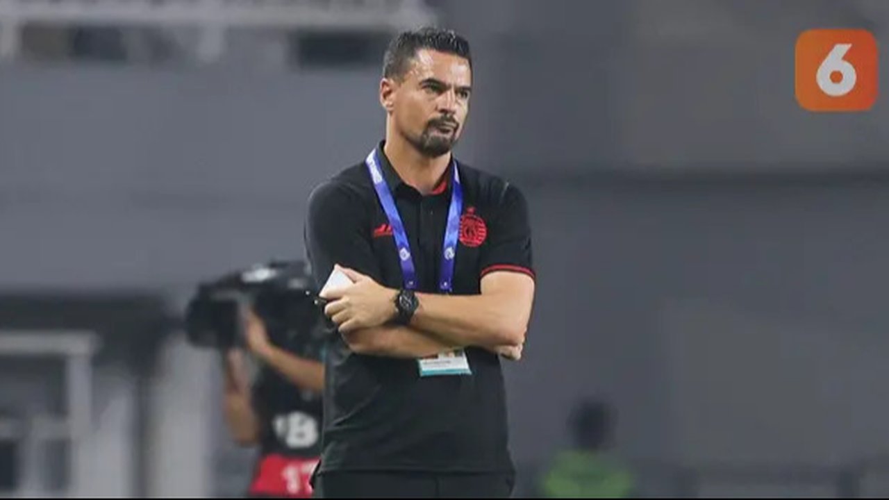 Carlos Pena terlihat kecewa atas performa Persija Jakarta bertanding melawan Semen Padang pada pekan ke-30 Liga 1 2024/2025 di Stadion Pakansari, Kabupaten Bogor, Minggu (27/4/2025).