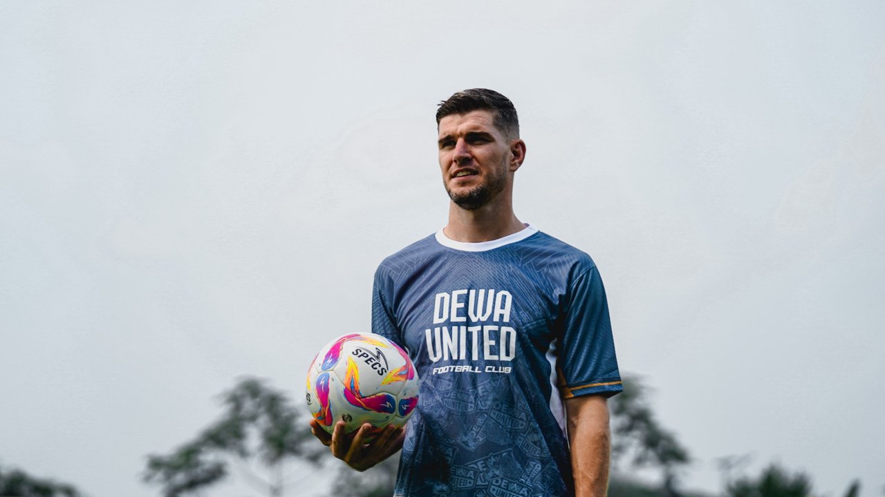 Nick Kuipers diperkenalkan sebagai pemain baru Persib Bandung, Kamis (26/6/2025). (Dok. Dewa United).