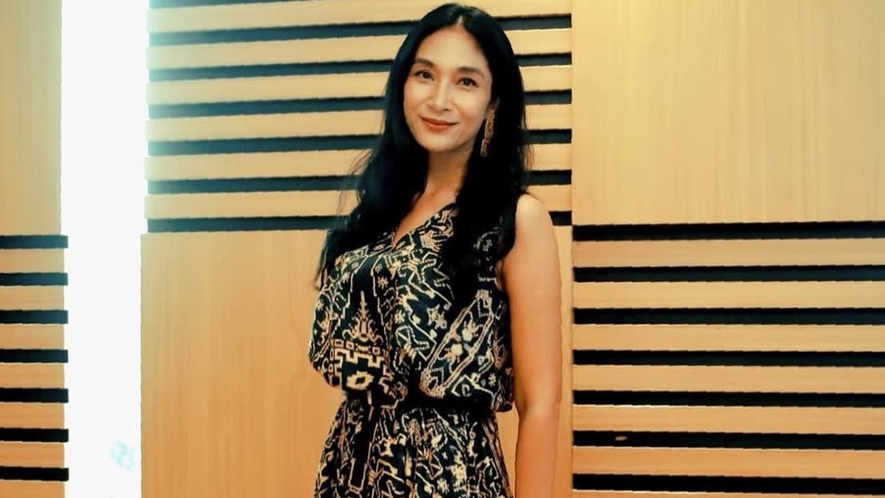 Model Batik Casual Hingga Resmi Ala Happy Salma, Bikin Tampilan Simple Tapi Memukau