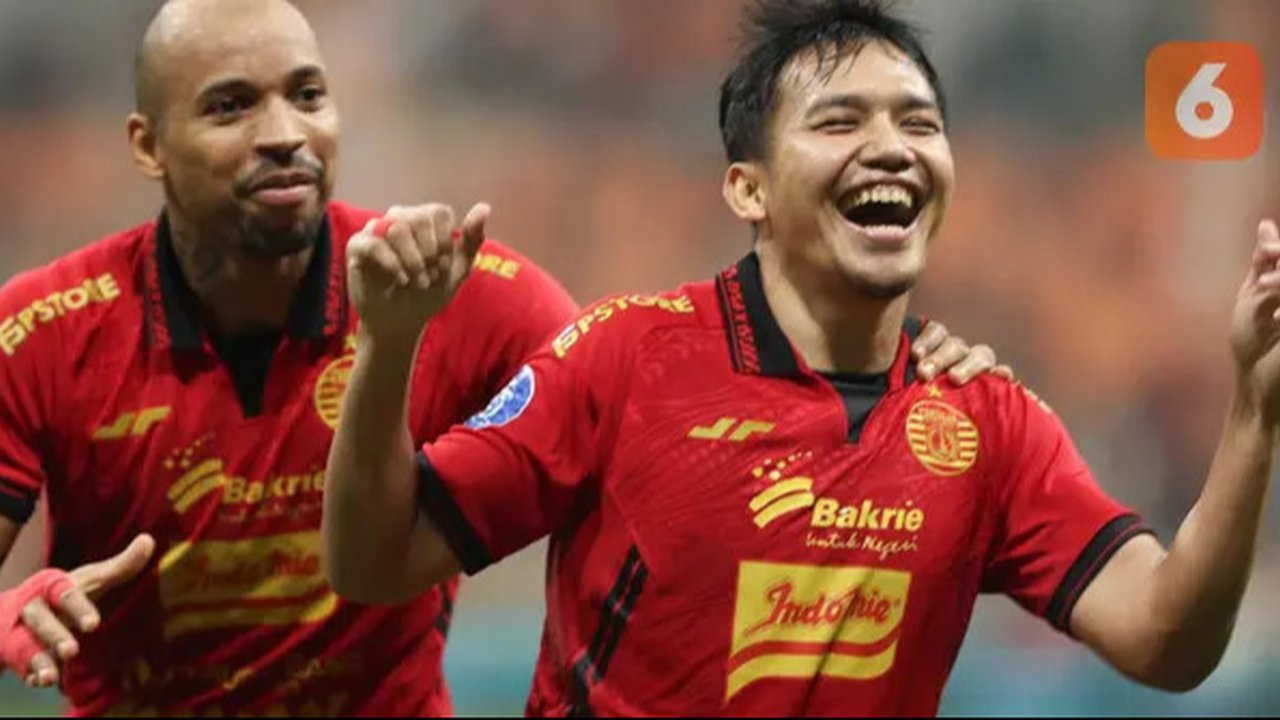 Dua pemain Persija Jakarta, Gustavo Almeida dan Witan Sulaeman. (Bola.com/Abdul Aziz).