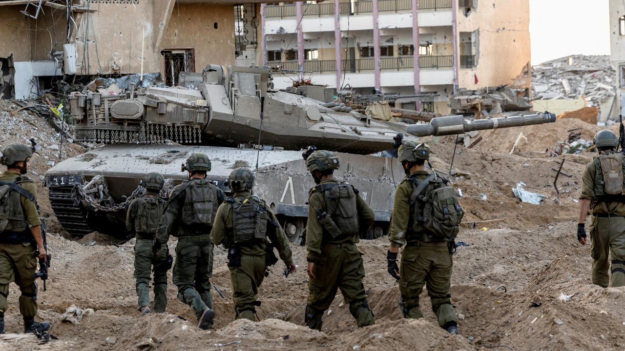 Pasukan angkatan darat Israel telah memasuki jantung Kota Gaza. Mereka mengepung kota yang dikuasai Hamas dan melakukan operasi penyisiran pada bangunan-bangunan yang hancur dirudal olehnya. Selama penyisiran mereka menemukan sejumlah benda mirip rudal hingga rompi anti peluru.