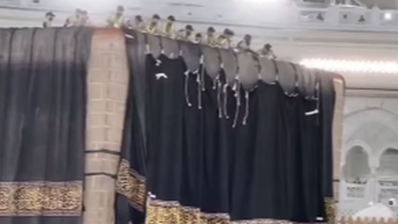 Momen Penggantian Kiswah Kabah