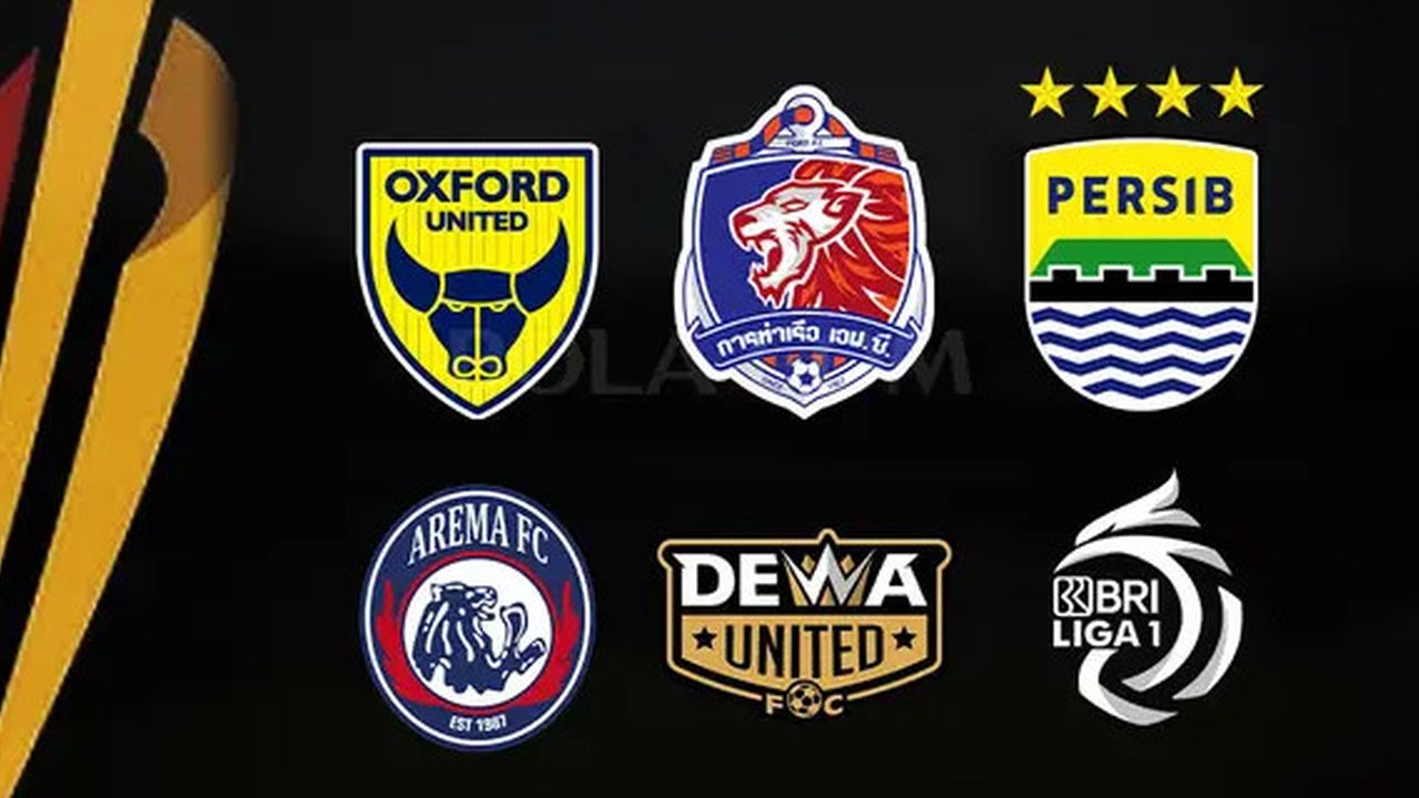 Pemain Persija Jakarta, Hanif Sjahbandi (tengah) berusaha melewati penjagaan sejumlah pemain Persebaya Surabaya dalam laga lanjutan BRI Liga 1 2024/2025 di Stadion Utama Gelora Bung Karno (SU
