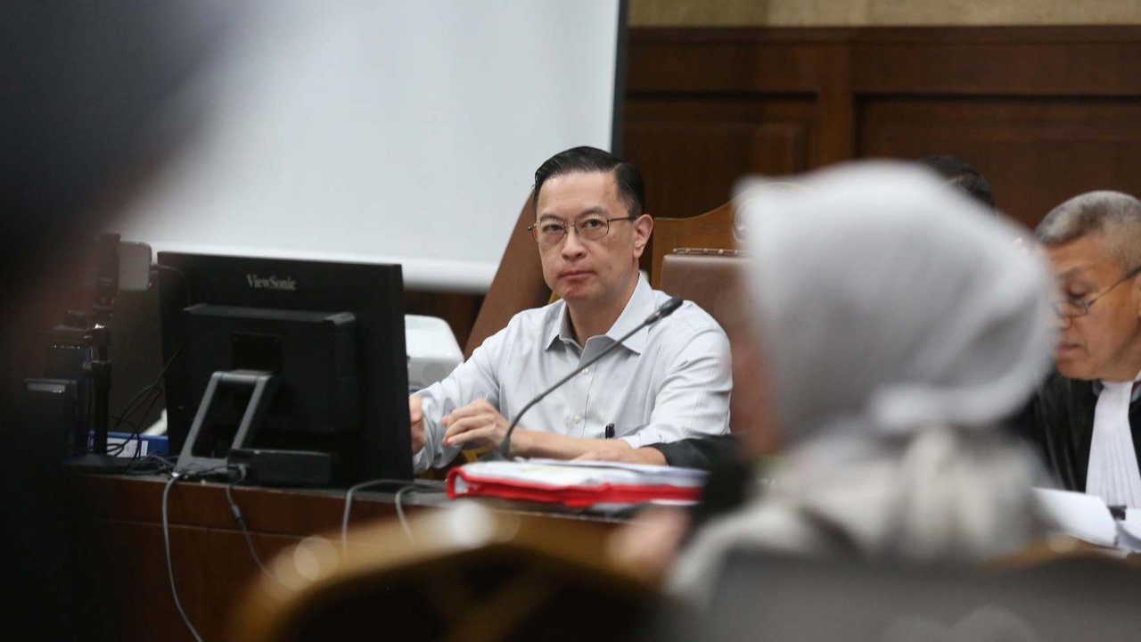 Terdakwa eks Menteri Perdagangan, Thomas Lembong atau Tom Lembong mendengarkan keterangan saksi dari pihak Jaksa Penuntut Umum saat sidang dugaan korupsi importasi gula di Pengadilan Tindak Pidana Korupsi (Tipikor) Jakarta, Selasa (10/06/2025).