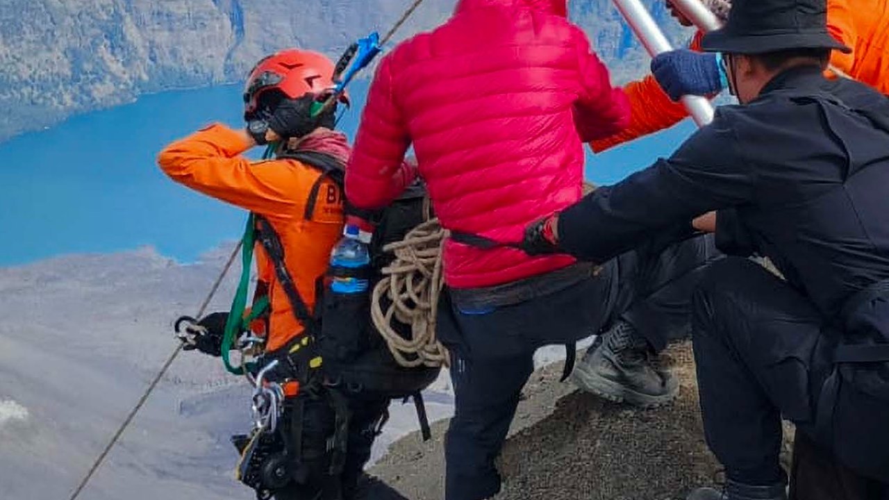 Tim SAR Gabungan berusaha mengevakuasi Juliana Marins, warga negara Brasil yang jatuh ke jurang di Gunung Rinjani pada Sabtu (21/06) di  Lombok, Nusa Tenggara Barat,  (24/06/2025).