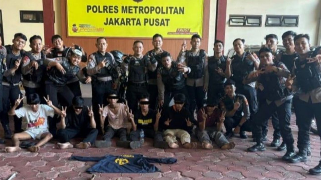 Penemuan lima senjata tajam dan sebuah penggaris kayu di Jalan Kalipasir, Jakpus, saat patroli malam oleh Polres Metro Jakarta Pusat, menimbulkan kekhawatiran akan potensi tawuran.