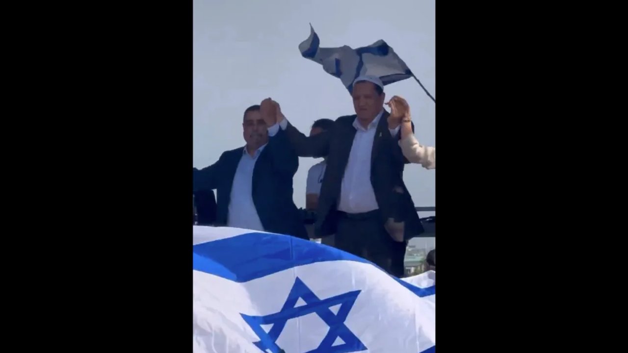 Agak Lain, Imam Masjid Ini Hadiri Festival Musik Israel dan Joget Bersama Aktivis Pro-Genosida