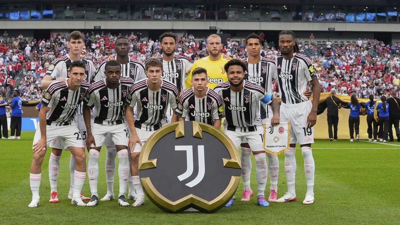 Penyerang Juventus asal Argentina bernomor punggung 11, Nico Gonzalez, menendang bola selama pertandingan sepak bola Seri A Italia antara Juventus dan Napoli di Stadion Juventus di Turin p