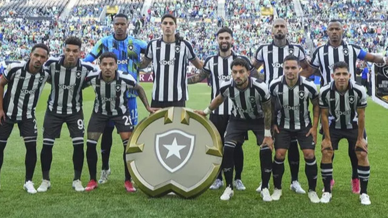 Para pemain Paris Saint-Germain (PSG) berpose untuk fotografer sebelum pertandingan sepak bola Grup B Piala Dunia Antarklub antara PSG dan Atletico Madrid di Pasadena, California, Minggu,