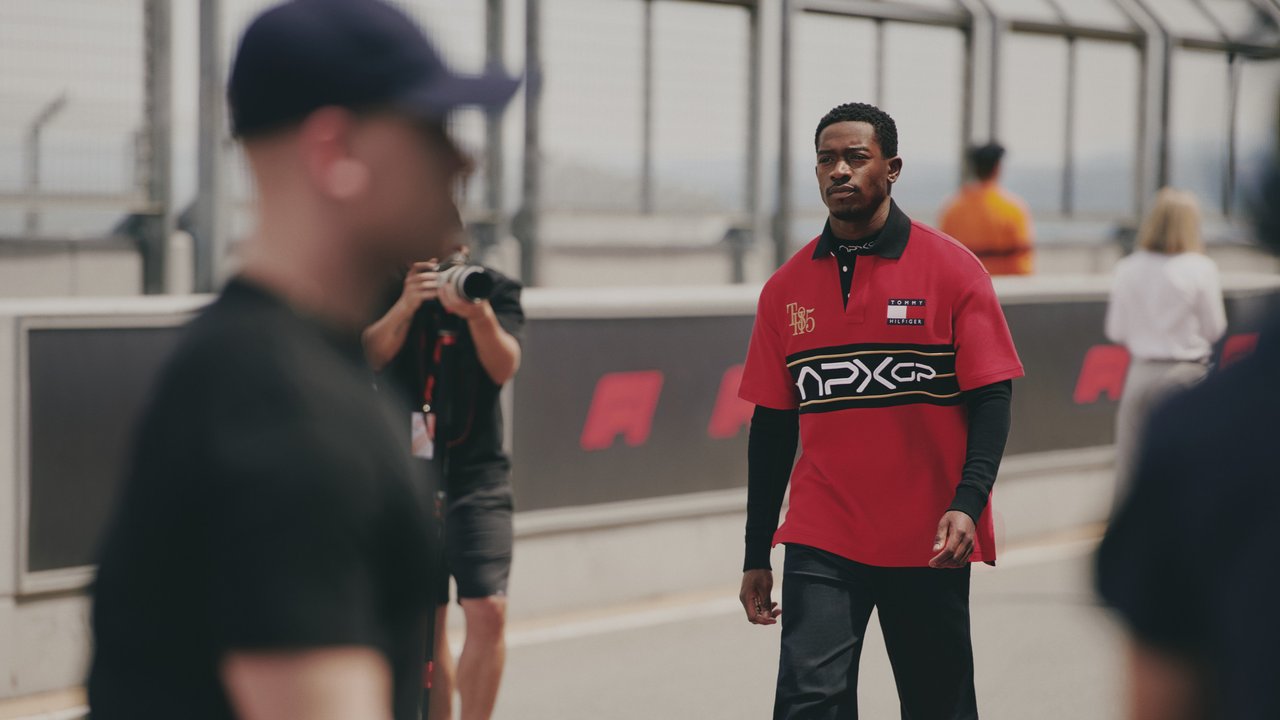 Potret Damson Idris di 'F1 The Movie', Tampil Effortless Tapi Tetap Gagah dengan Tren Motorcore