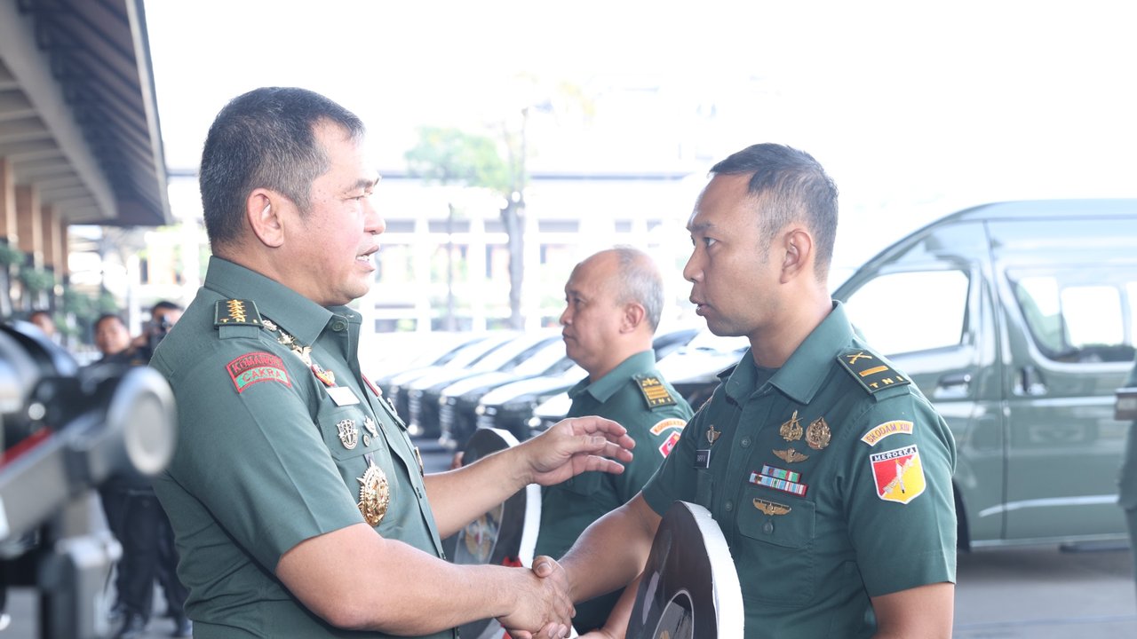 Penuh Haru, TNI AD Serahkan Rumah Bagi Warakawuri dan Prajurit Cacat Akibat Tugas