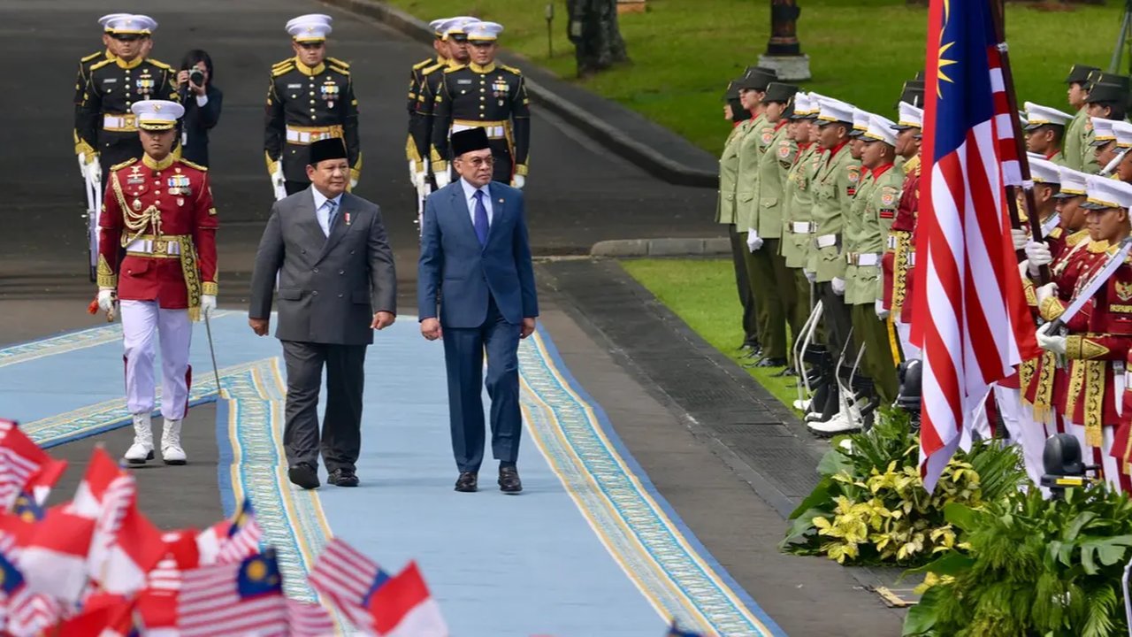VIDEO: Dentuman Meriam, Prabowo Gelar Upacara Sambut PM Malaysia Anwar Ibrahim di Istana
