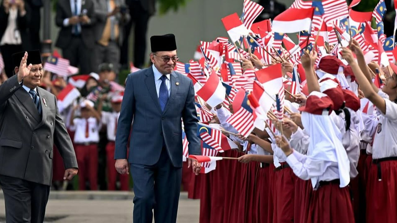 VIDEO: Momen Lucu PM Malaysia Anwar, Tiba-Tiba Pegang Topi Siswi SD Semangat Saat Penyambutan