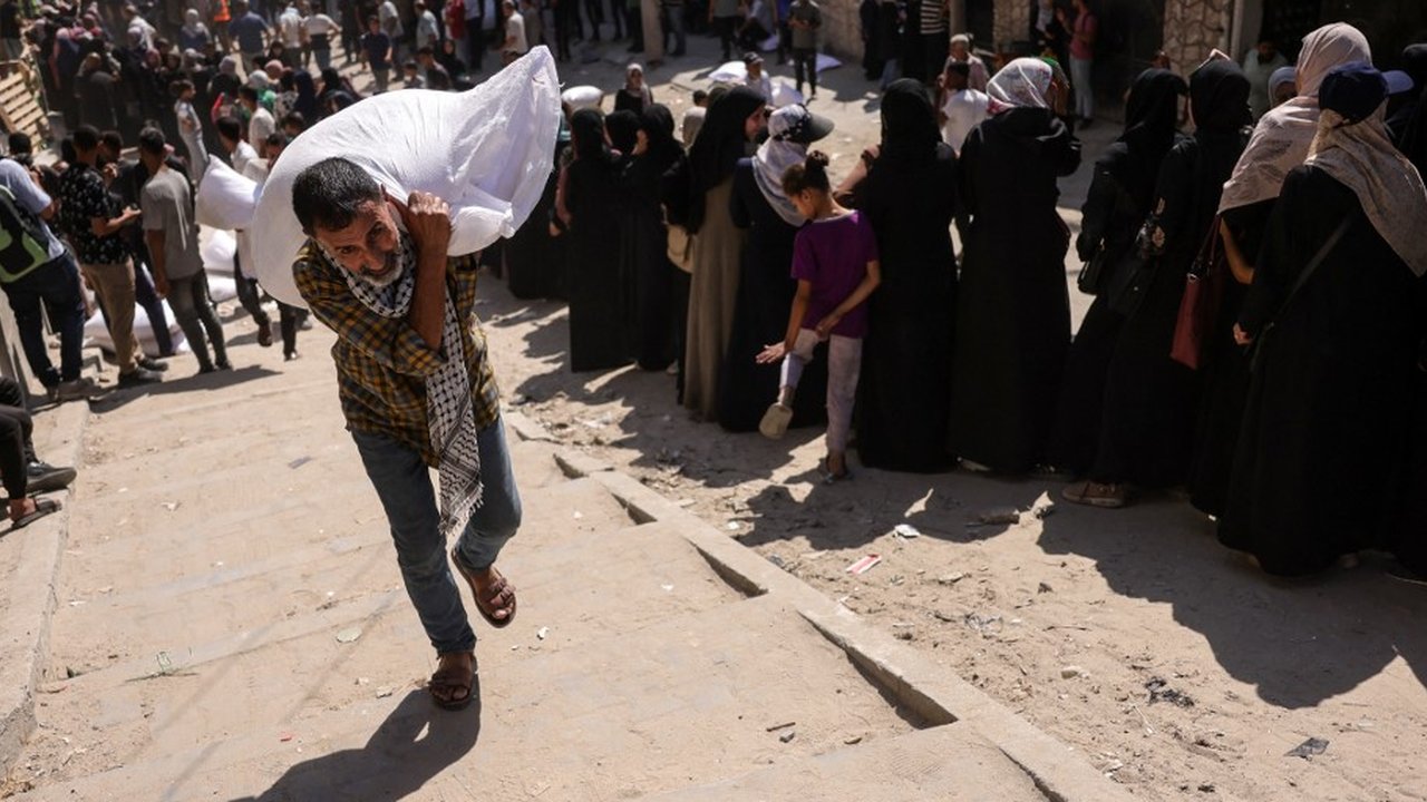 Perjuangan warga Jalur Gaza mengantre panjang demi sekantung tepung