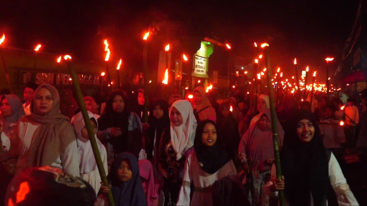 Potret Meriahnya Ribuan Warga Lumajang Pawai Seribu Obor Sambut Tahun Baru Islam