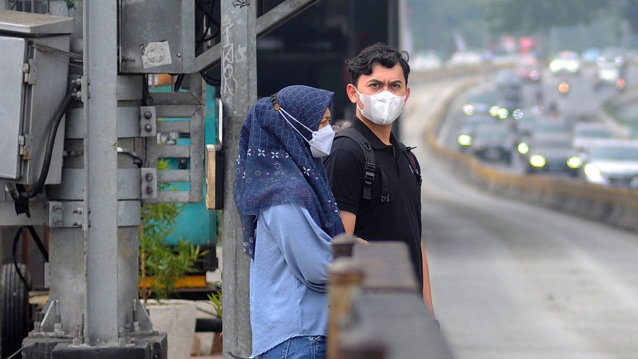 Polusi udara Jakarta pagi ini masuk kategori tidak sehat, menempati peringkat ke-18 dunia terburuk berdasarkan data IQAir, dengan angka PM2.5 yang mengkhawatirkan.