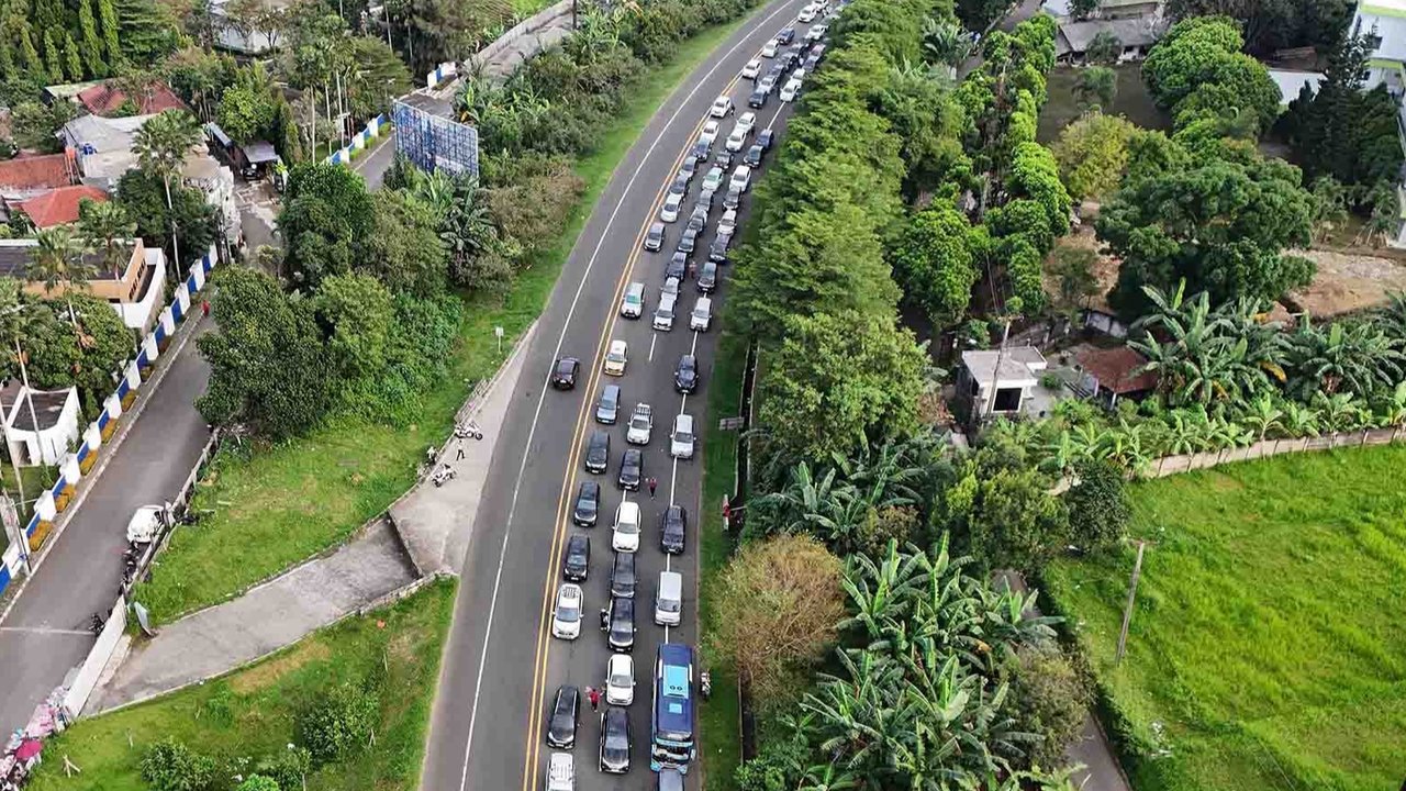 Foto udara antrian kendaraan menuju kawasan Puncak di Gadog, Bogor, Sabtu (28/6/2025).