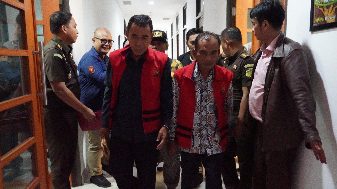 Tiga Petinggi BPR KRI Indramayu Jadi Tersangka Korupsi Rp139 Miliar, Wajahnya Lesu Ditahan Kejaksaan