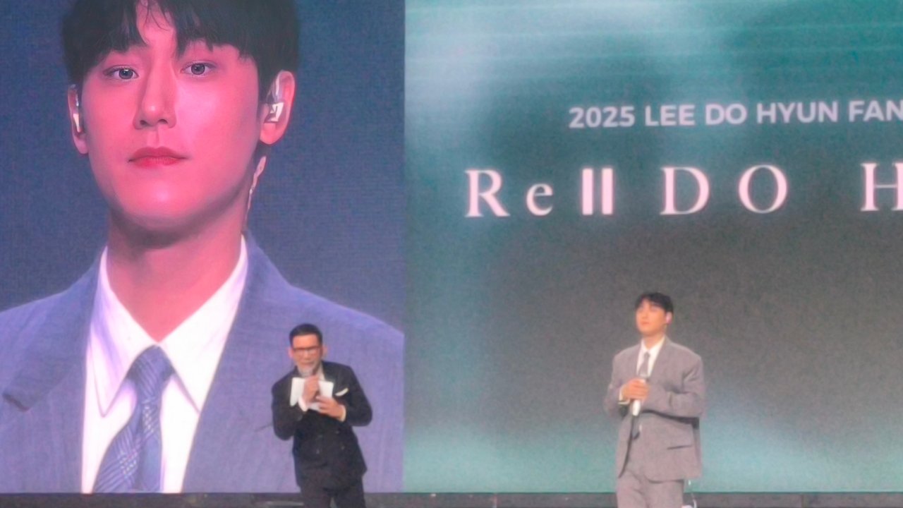 5 Potret Seru Fanmeeting Lee Do Hyun di Jakarta, Main Badminton Hingga Blusukan Beri Boneka Untuk Satu Penggemar