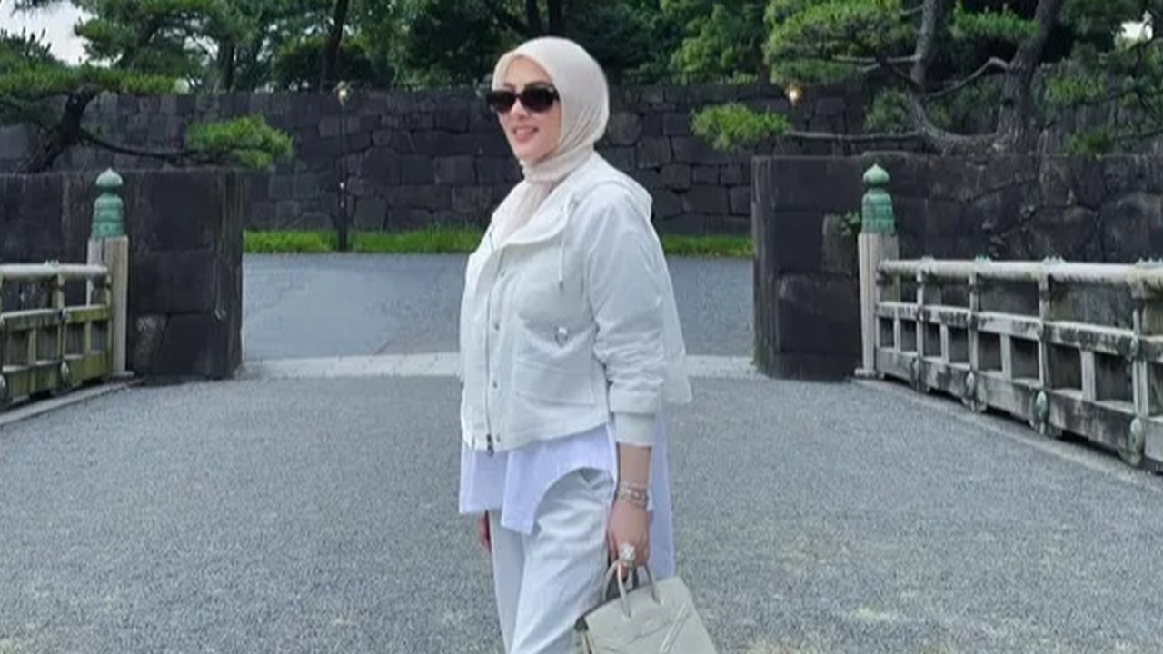 Syahrini saat Idul Adha di Jepang. [@princessyahrini]