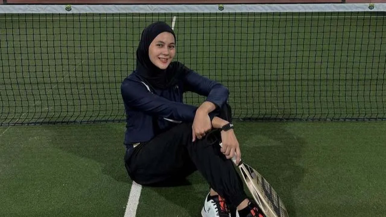 Gaya Outfit Berhijab Paula Verhoeven saat Olahraga Padel