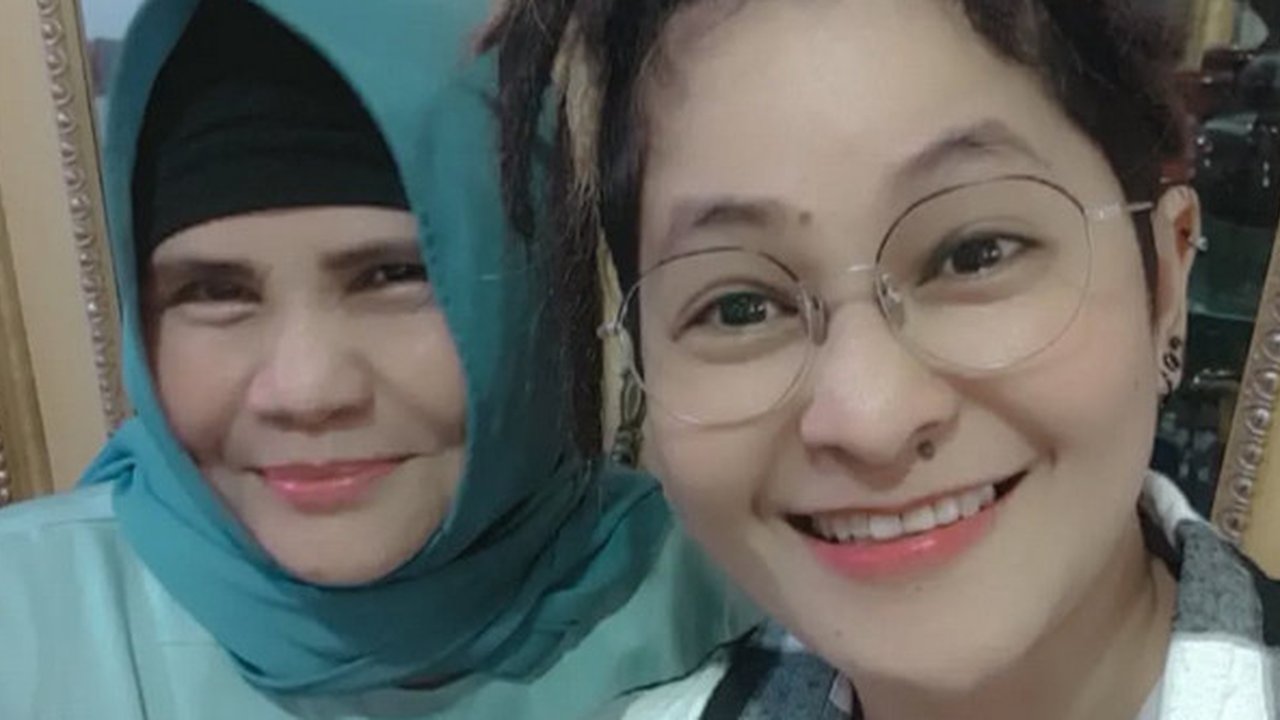 Potret kenangan Mita The Virgin dan ibunda yang telah berpulang. (sumber: Instagram/mitathevirgin)