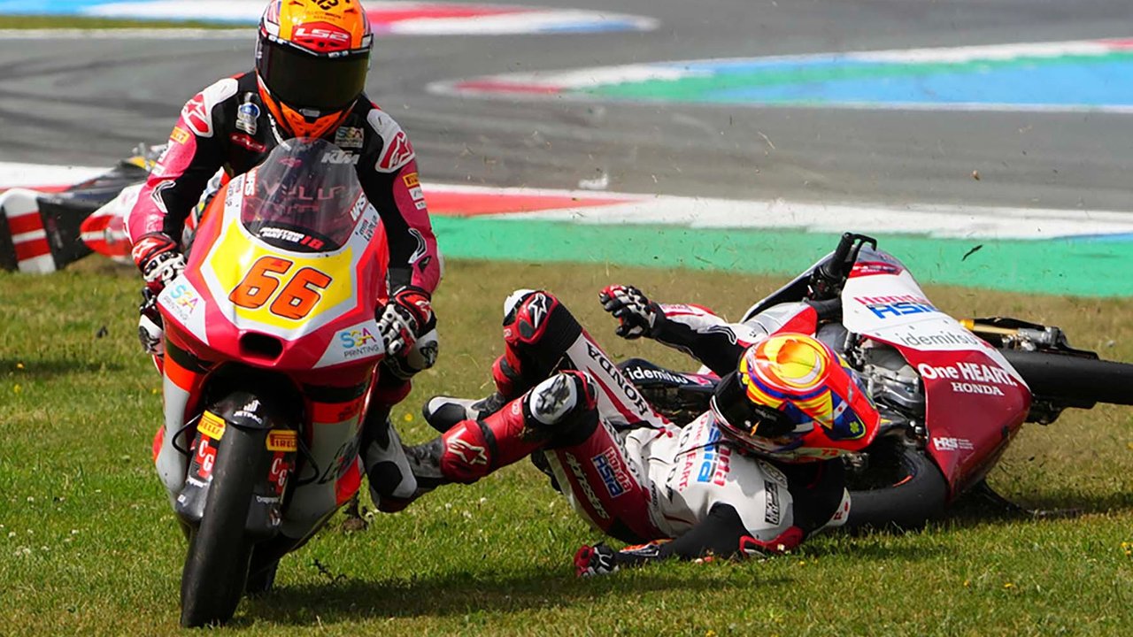 Pembalap Jepang Taiyo Furusato dari Tim Honda Asia, terjatuh dari motornya saat balapan Moto3 di Grand Prix Belanda di Sirkuit TT di Assen, Belanda utara, Minggu, (29/06/2025).