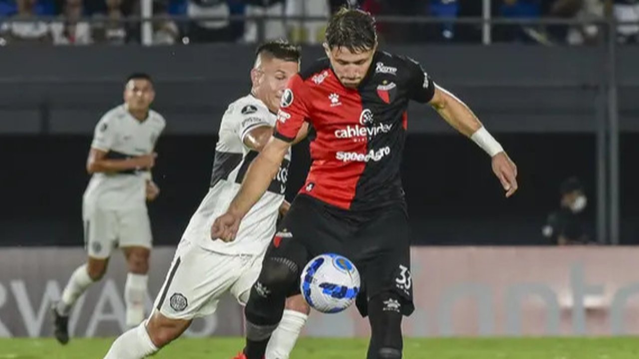 Timnas Malaysia resmi menaturalisasi bek asal Argentina, Facundo Garces (kanan), Senin (2/6/2025). Sebelum memperkuat klub La Liga, Deportivo Alaves, Garces, membela Colon de Santa Fe. (AF