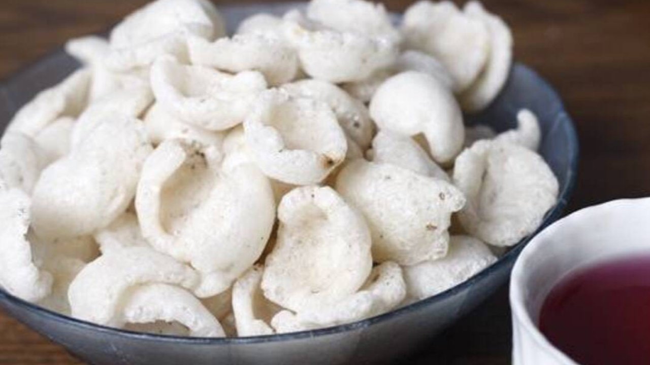 <p>Kerupuk Upil Cirebon</p>