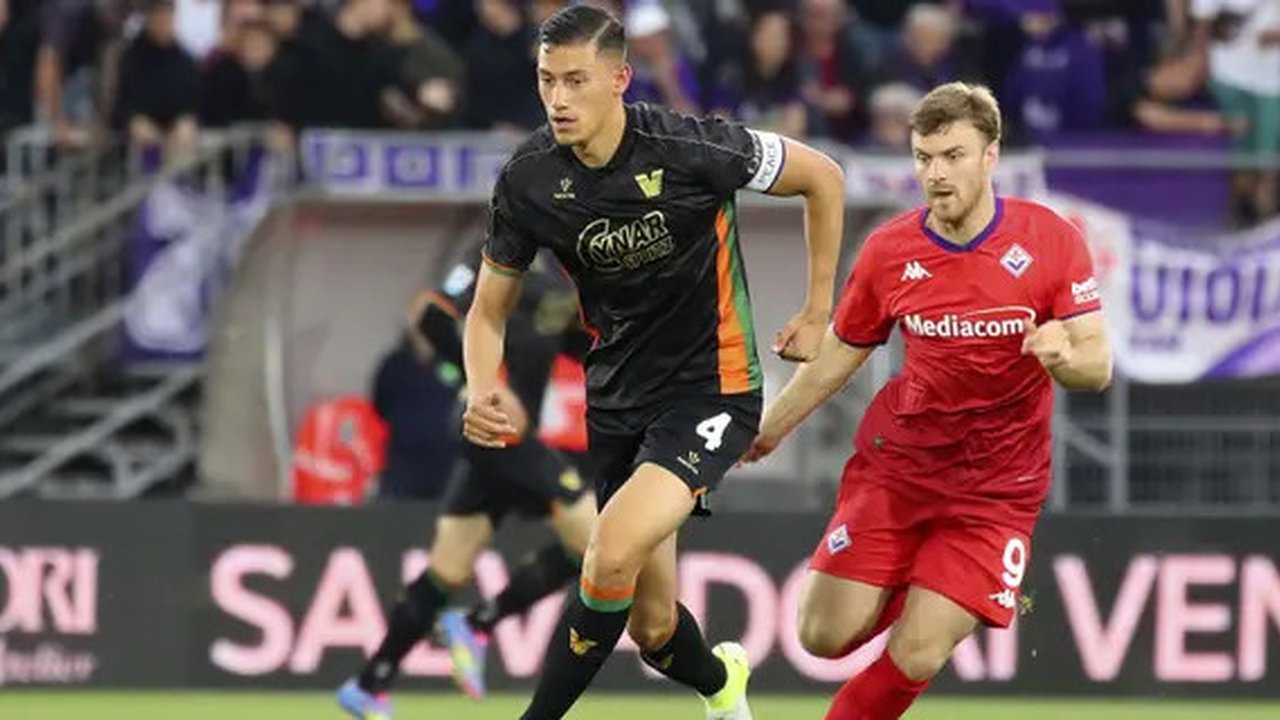 Pada laga kali ini, Jay Idzes, sukses mengukir sejarah dengan mencetak gol perdana di Serie A. Kapten skuad Garuda itu juga jadi orang pertama Indonesia yang berhasil mencetak gol di kasta te