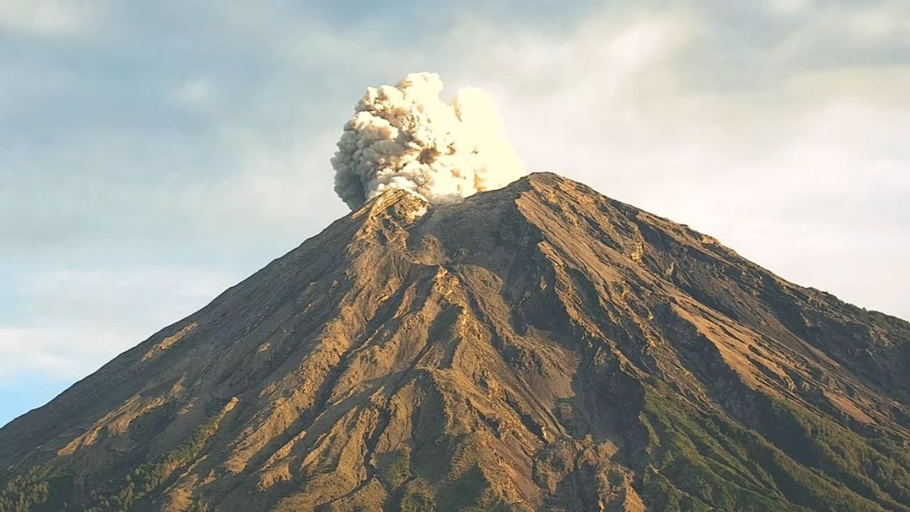 Gunung Semeru Batuk Lagi, Semburkan Abu Vulkanik 1000 Meter