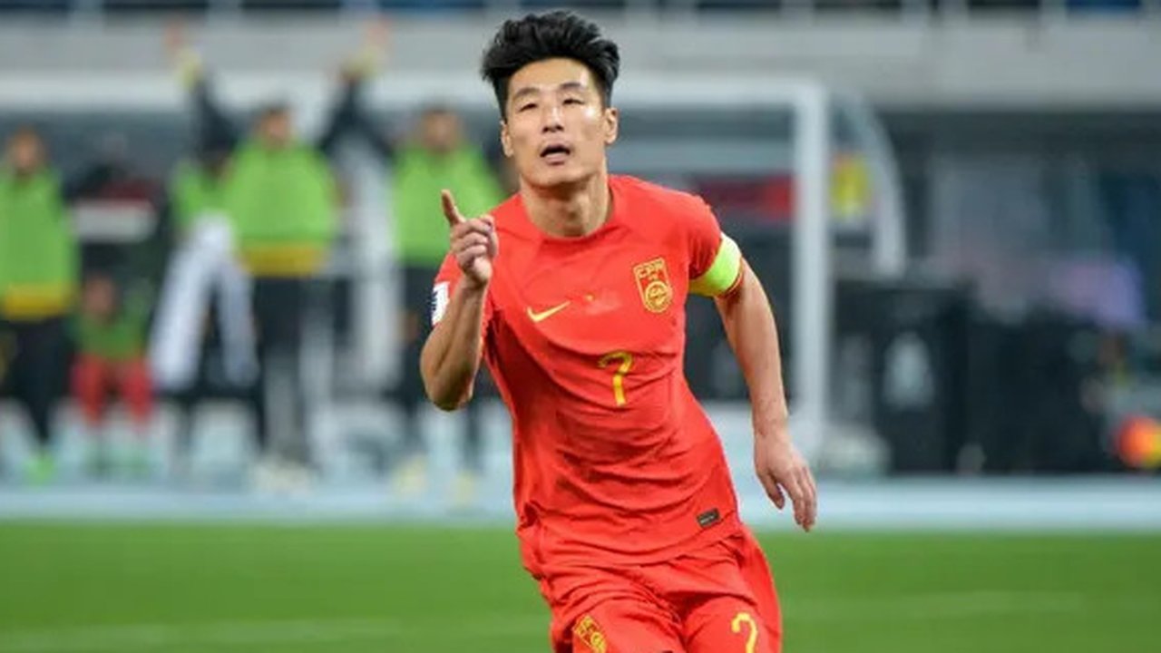 Pemain Timnas China, Wu Lei. merayakan golnya dalam pertandingan kualifikasi Piala Dunia FIFA 2026 zona Asia antara China dan Singapura di Tianjin pada 26 Maret 2024. (AFP)