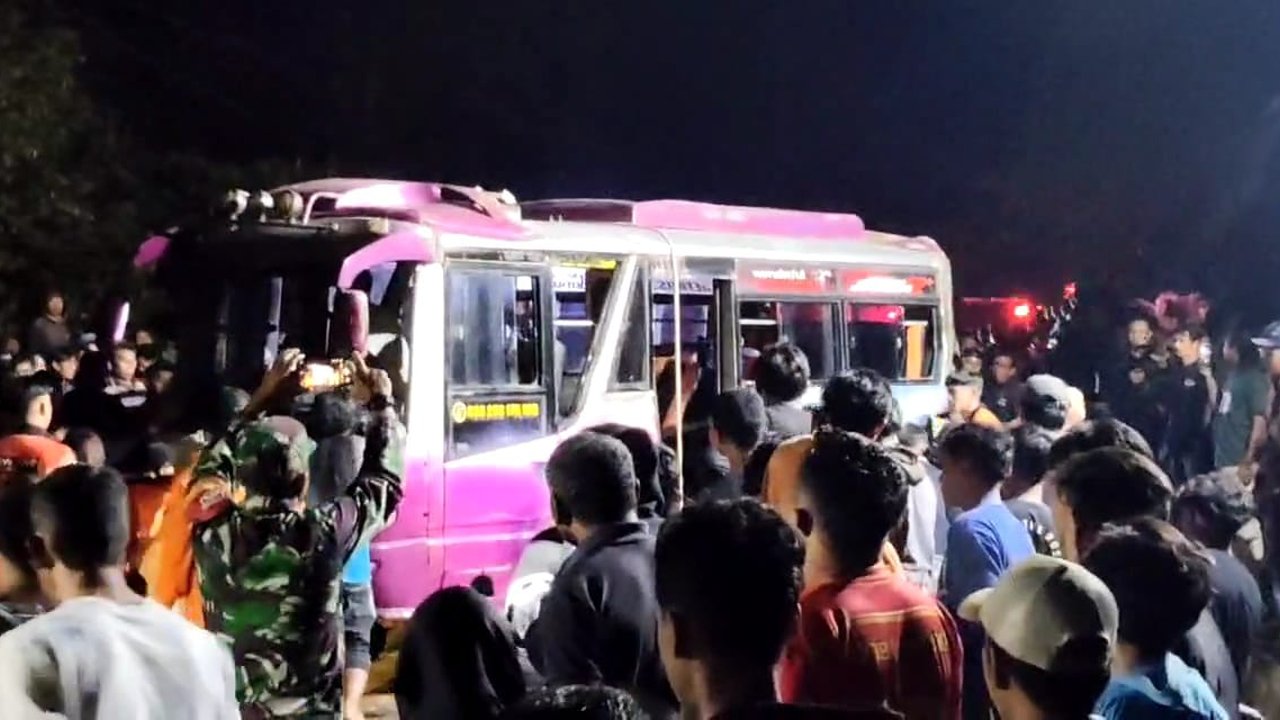 Minibus Terguling di Tanjakan Dekat Makam Soeharto