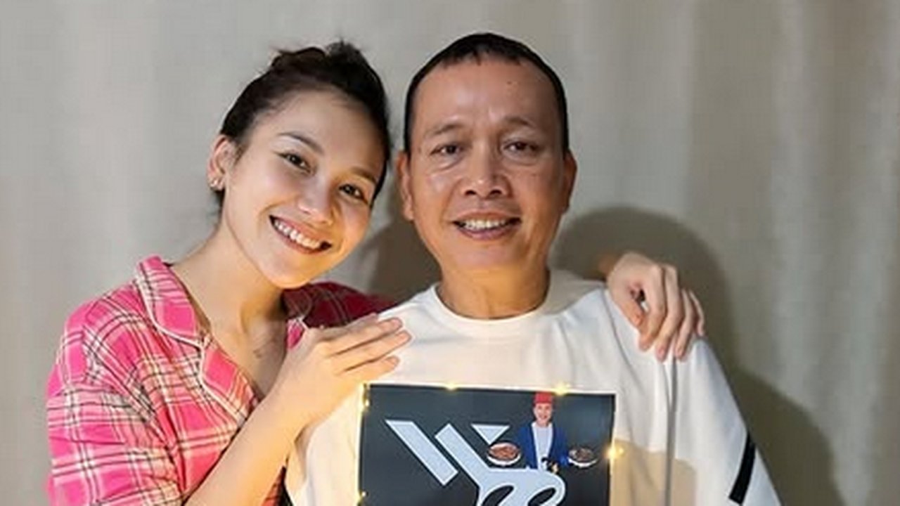 Potret Perayaan Ultah Sederhana Ayah Ojak dengan Kue Menggemaskan di Rumah, Ayu Ting Ting Panjatkan Doa