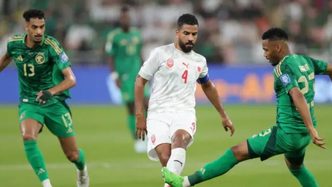 Pemain Timnas Arab Saudi berpose untuk berfoto bersama sebelum pertandingan Grup C kualifikasi Piala Dunia FIFA 2026 AFC antara Arab Saudi melawan Bahrain di Stadion Pangeran Abdullah Al-F