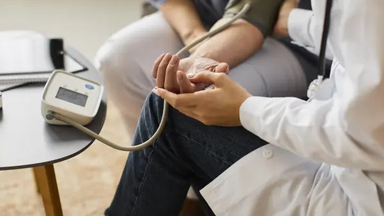 Ilustrasi Diet Approach to Stop Hypertension atau DASH adalah diet yang dirancang untuk pasien hipertensi atau tekanan darah tinggi. Foto: Freepik.
