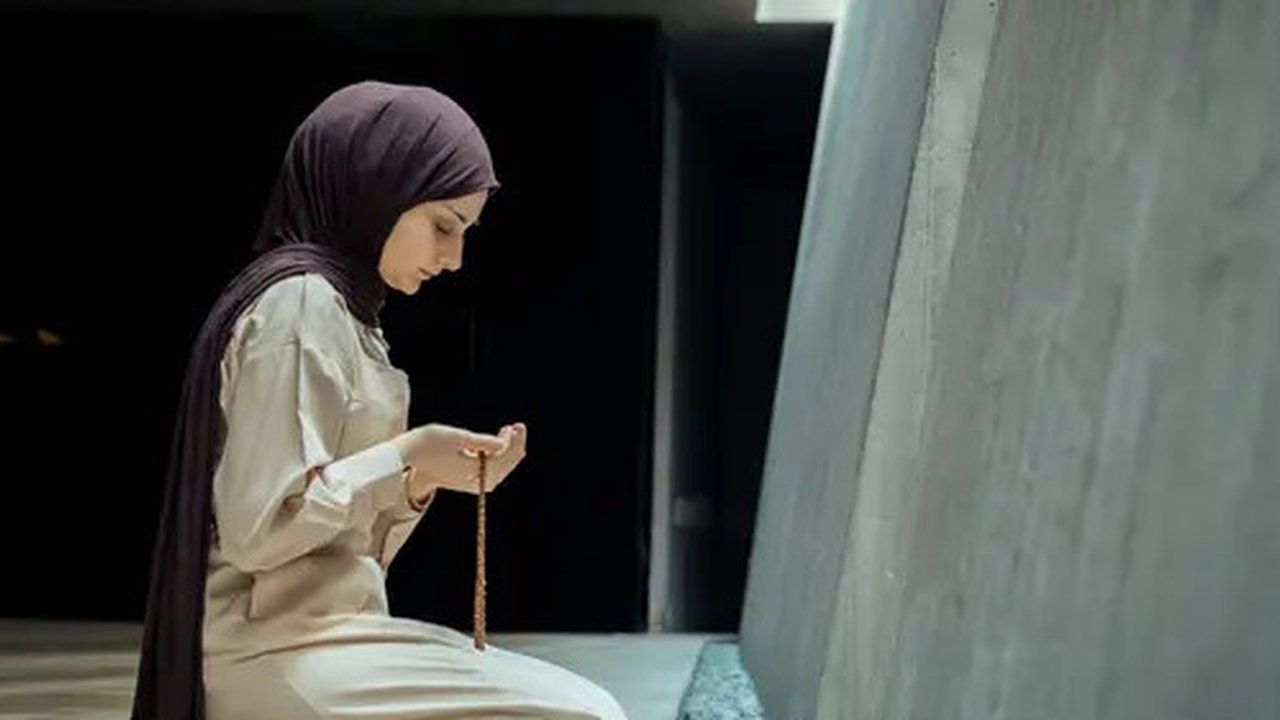 Ilustrasi Islam, muslimah berdoa. (Foto oleh Zeynep Sude  Emek: https://www.pexels.com/id-id/foto/wanita-perempuan-kaum-wanita-agama-20785719/)