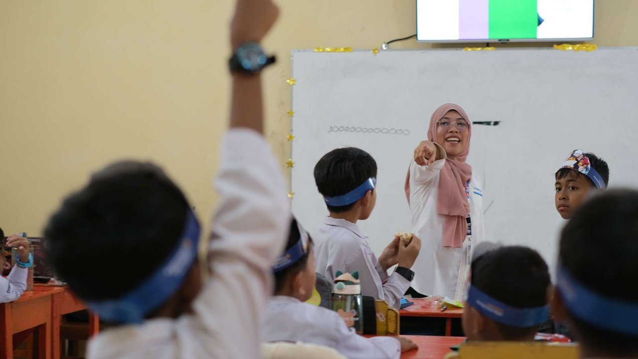 Pekerja menyelesaikan perawatan gedung kura-kura DPR RI di kompleks Parlemen Senayan, Jakarta, Senin (7/11/2022). Dengan tambahan 3,59 juta tersebut total penerima bantuan subsidi upah (BSU)